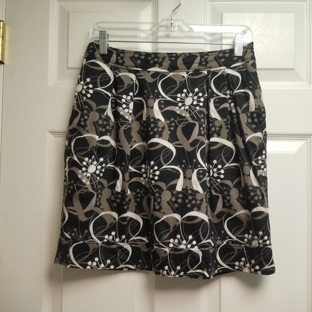 Black and White Abstract Floral Pocket A-Line Aligned Short Skirt | Size Large